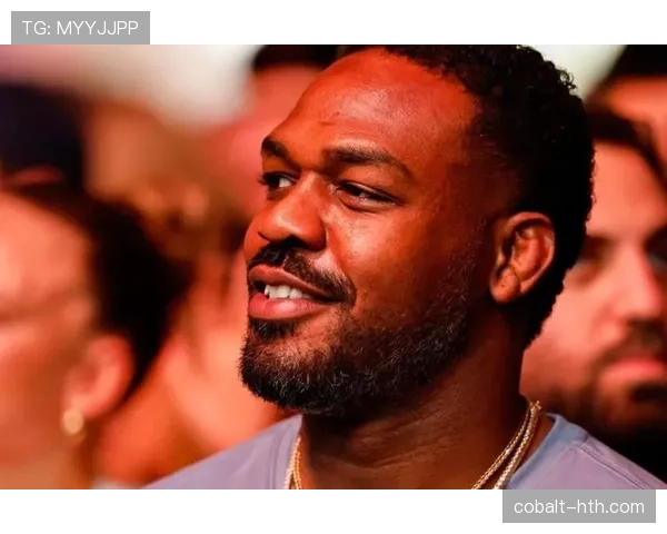 乔恩·琼斯在家练完拳顺手把厨房门当沙袋踹飞了